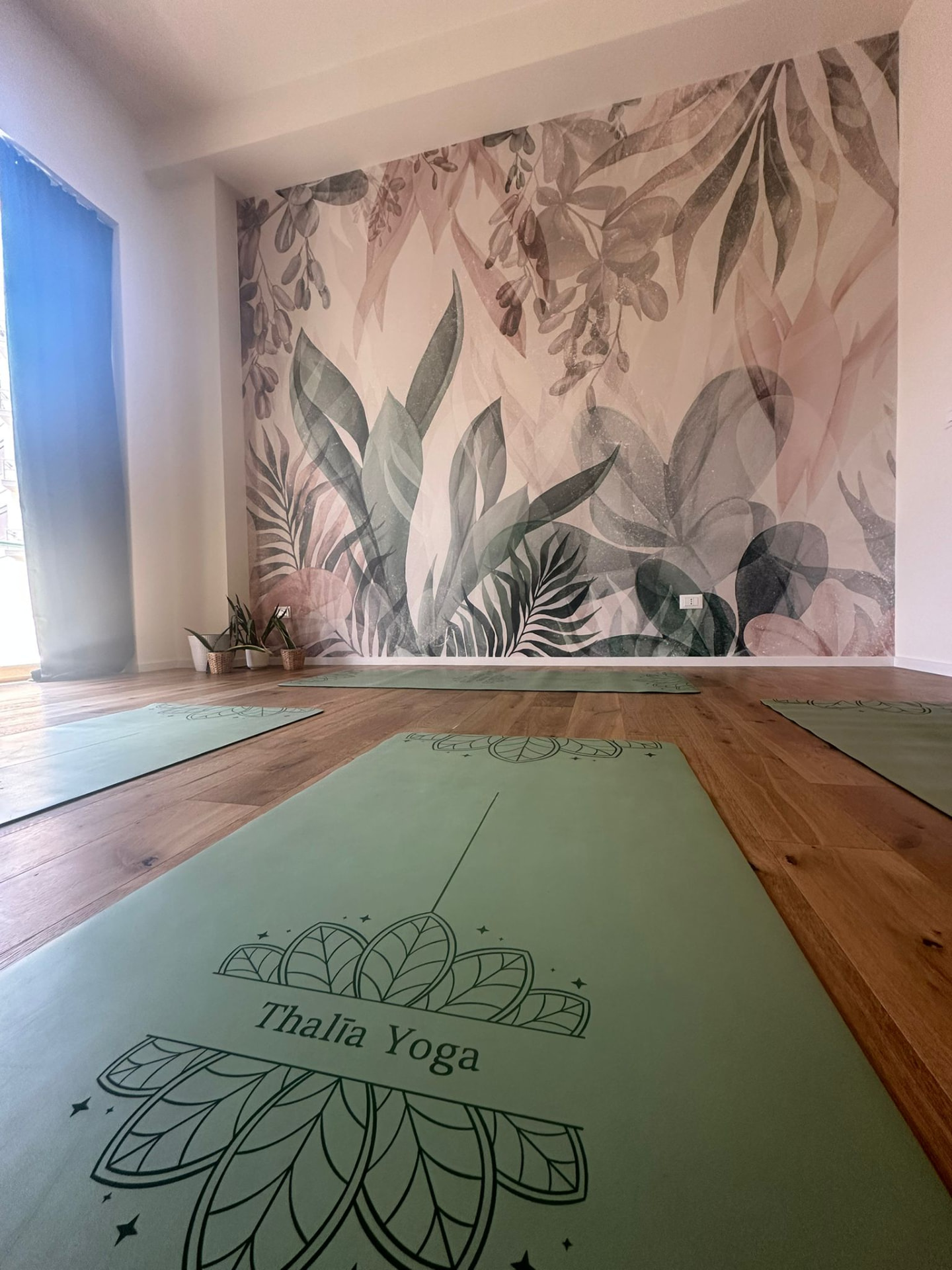 Sala dello studio con parete floreale